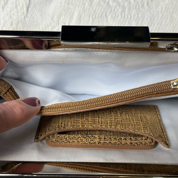 Calvin Klein Chic Gold Evening Clutch, with chain, snap closure, mirror included - Picture 4 of 9